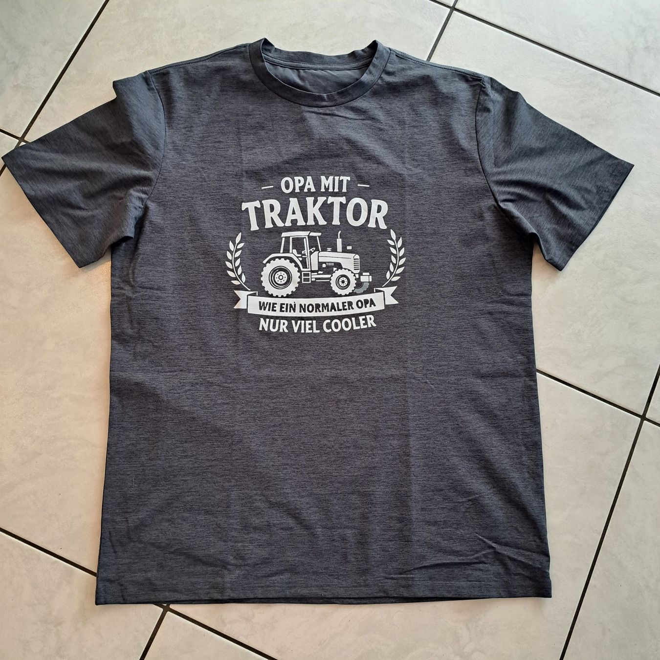 Traktoren: Opa mit Traktor Geschenkidee NEU Gr. L – Neu und originalverpackt aus St. Margarethen TG von Sunnycat