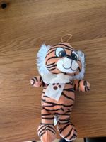 Tiger Stofftier mit Schal, orange schwarz gestreift.