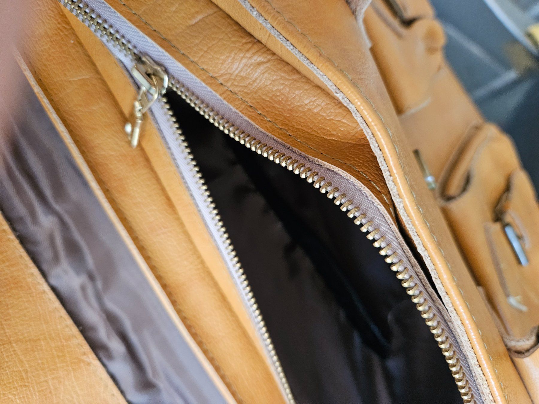 Taschen: Umhängetasche Cognac Leder – Gebraucht aus Urdorf von Colina 6