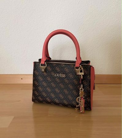 Guess Handtasche braun rosa mit Trageriemen neuwertig