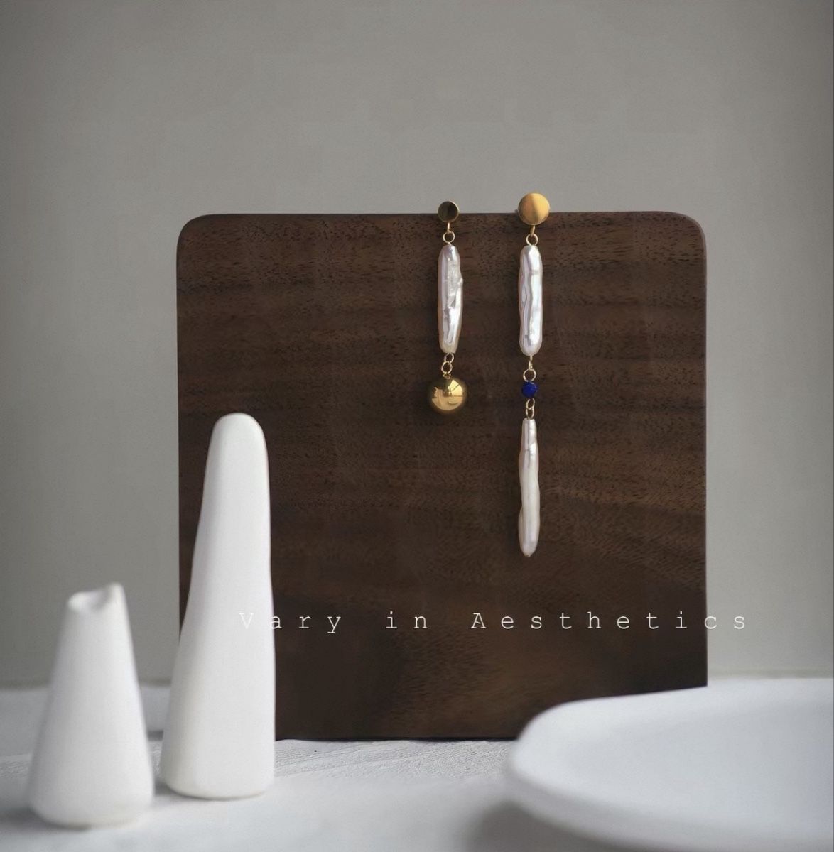 Orecchini pendenti & Orecchini a lobo: New with gift package Korean Pearl Drop asymmetrical Earring – Nuovo e nell'imballaggio originale da Basel venduto da 550_ckp6
