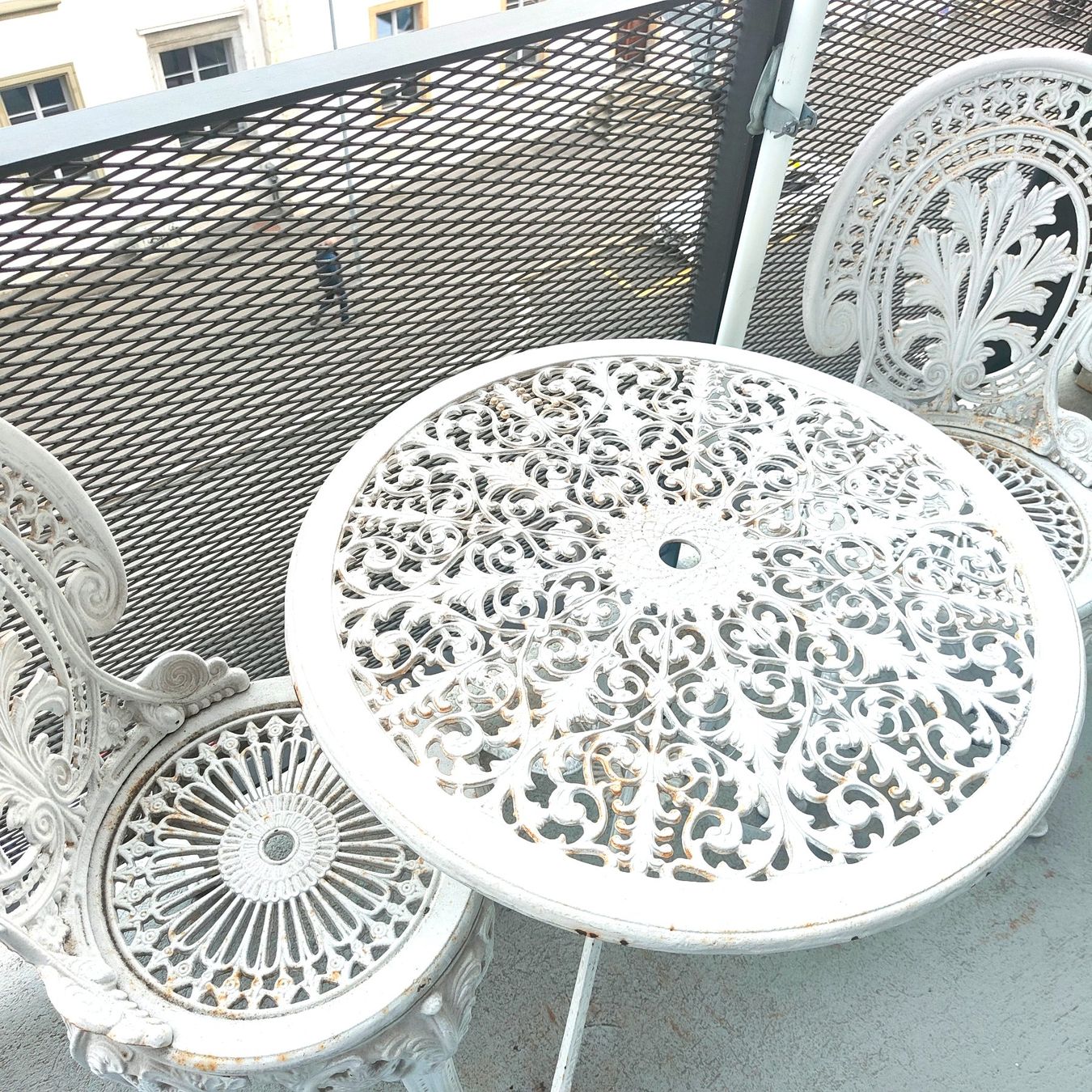 Set de table et chaises: Table et 2 chaises en fonte. EN VENTE JUSQU'EN FIN SEPTEMBRE – D'occasion à Biel/Bienne par notfun