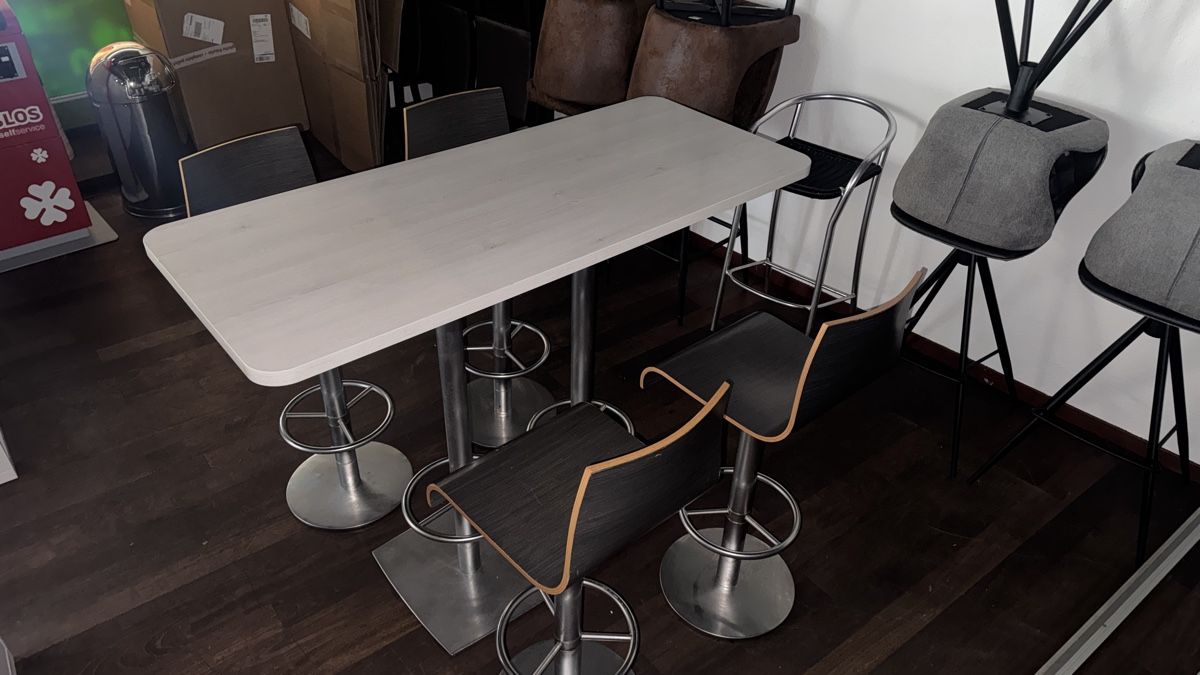 Set di tavolo e panche: Bartisch-Set mit passenden Barstühlen – Usato da Mönchaltorf venduto da DRUG-TITO 1