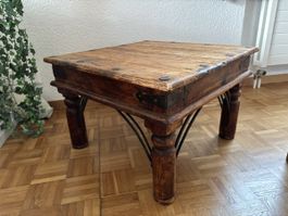 Schöner Holz Lounge-/ Couchtisch - mit Metallbeschläge