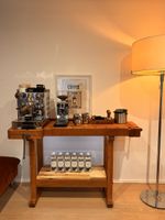 Restaurierte historische Schreinerwerkbank – Kaffeebar