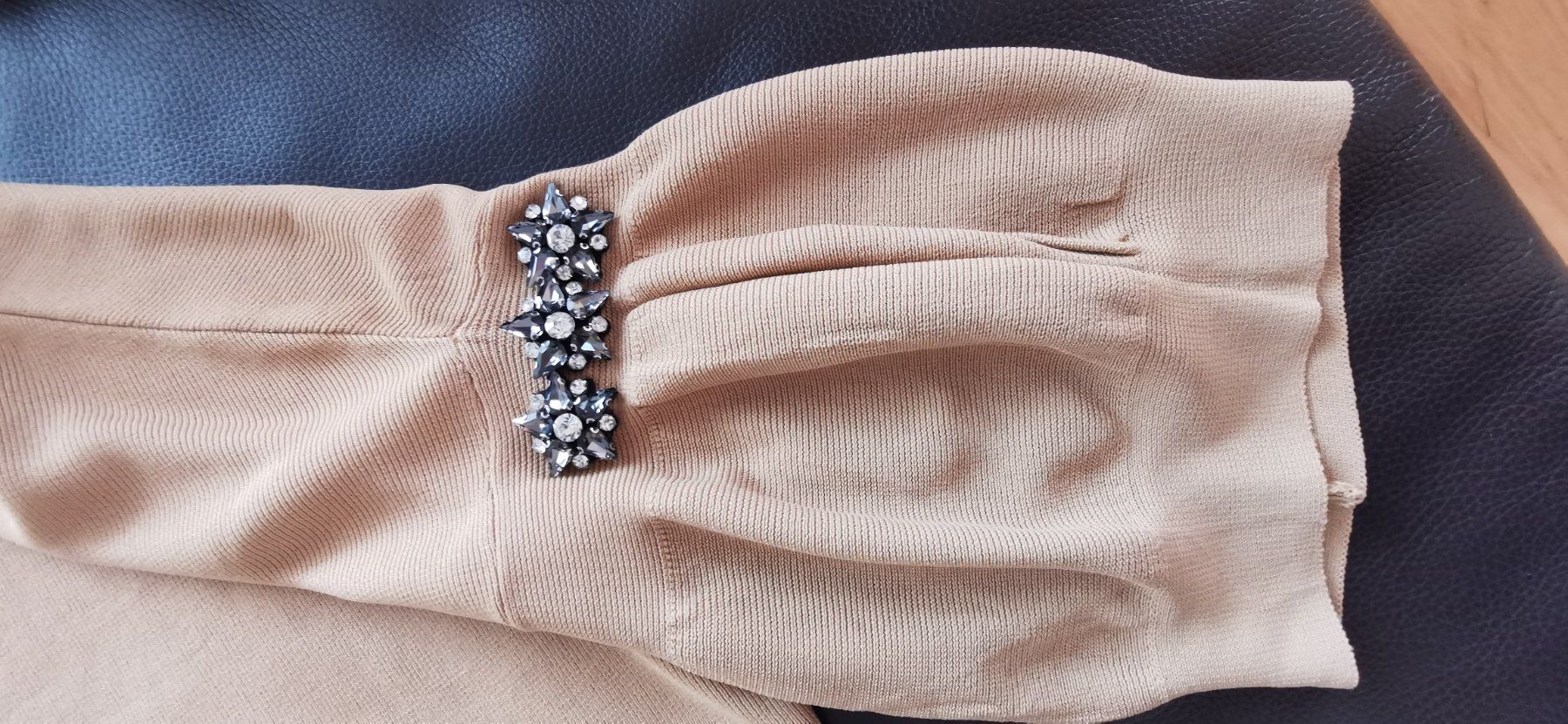 Maglioni & Felpe: Feiner Strickpullover Beige, Puffärmel mit Schmuck Top – Usato da Wolfhausen venduto da est_m7x5 2