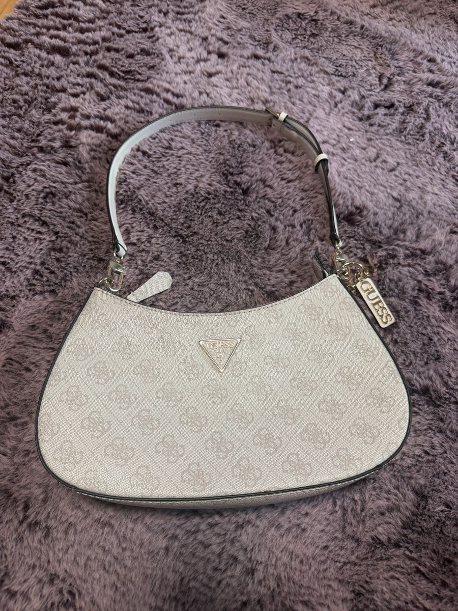 Guess Sacs femmes: Guess Handtasche neuwertig mit Muster hellgrau – D'occasion à Luzern par liv_bz2f