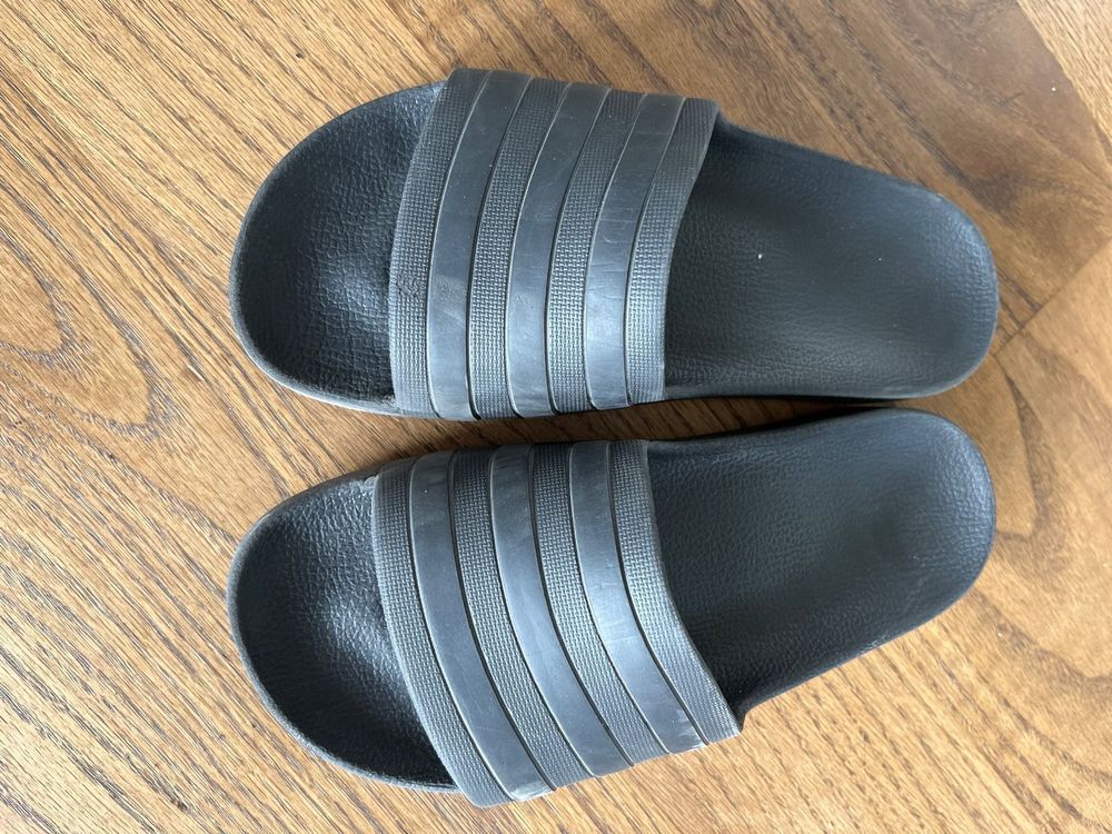 adiletten schwarz blumen