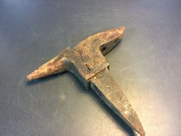 Uralter rostiger defekter kleiner Amboss