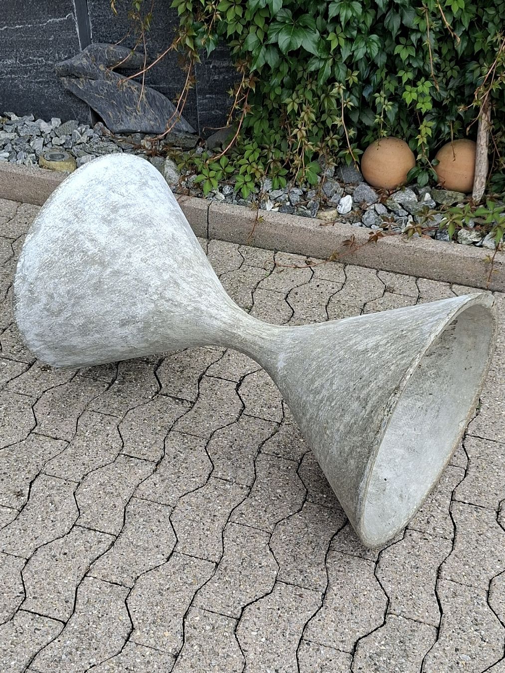 Eternit Vasi per fiori: Willy Guhl Eternitt Blumenspindel  – Usato da Ganterschwil venduto da HeidiuPeter 6