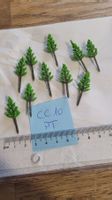 10 petits sapins clairs