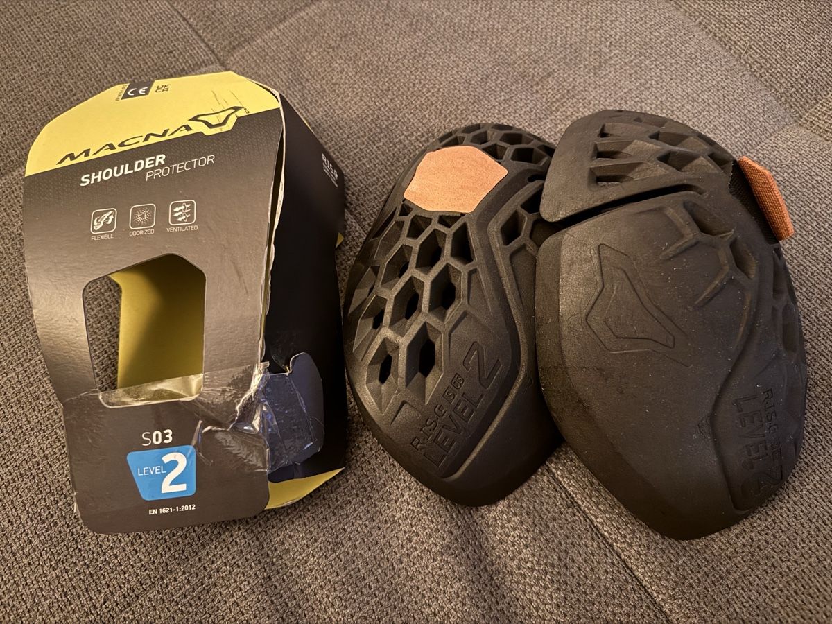 Protezioni & Imbottiture: Macna R.I.S.C. S 03 Schulterprotektoren – Nuovo e nell'imballaggio originale da Rothenburg venduto da schmuckkeramik