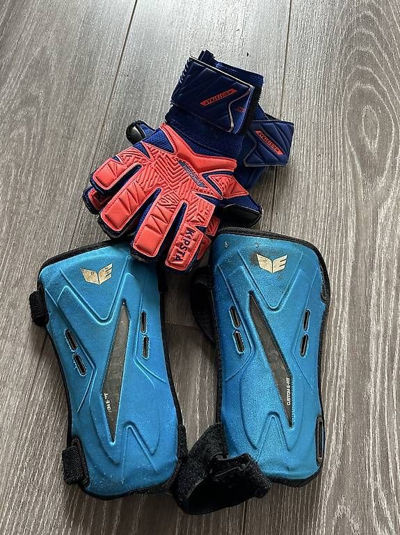 Protezioni & Imbottiture: Goaliehandschuhe & Schienbeinschoner – Usato da Oberflachs venduto da zoe_st77