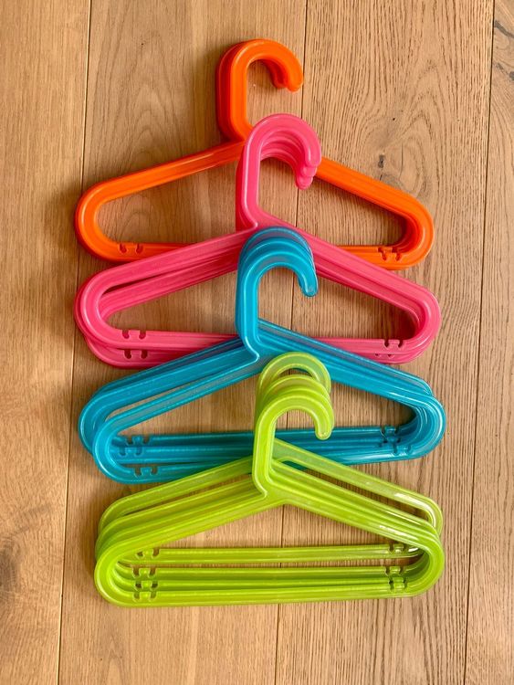 IKEA KinderKleiderbügel BAGIS in 4 Farben (16 Stück) Kaufen auf Ricardo