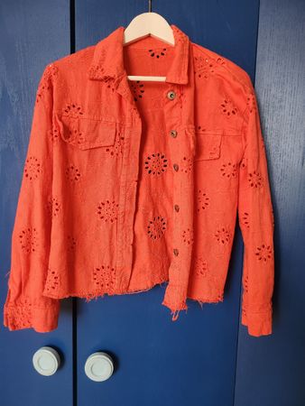 Jeansjacke mit Blumenmuster