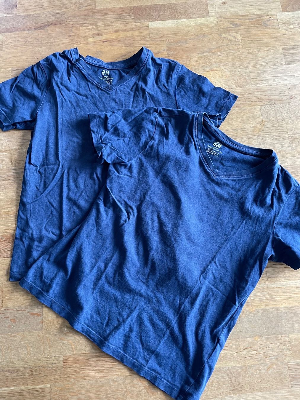 Camicie, T-shirt & Polo: T-shirts 2 Stk. Gr. 122/128 – Usato da Gränichen venduto da stern1111 1