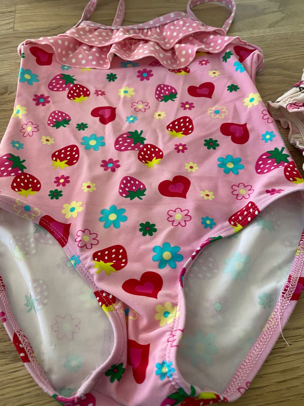 Costumi da bagno & Bikini: 2 Badeanzüge und eine Hose Gr. 110 – Usato da Hauenstein venduto da Ginsy 2