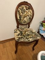 Schöner alter Stuhl mit Stoffbezug