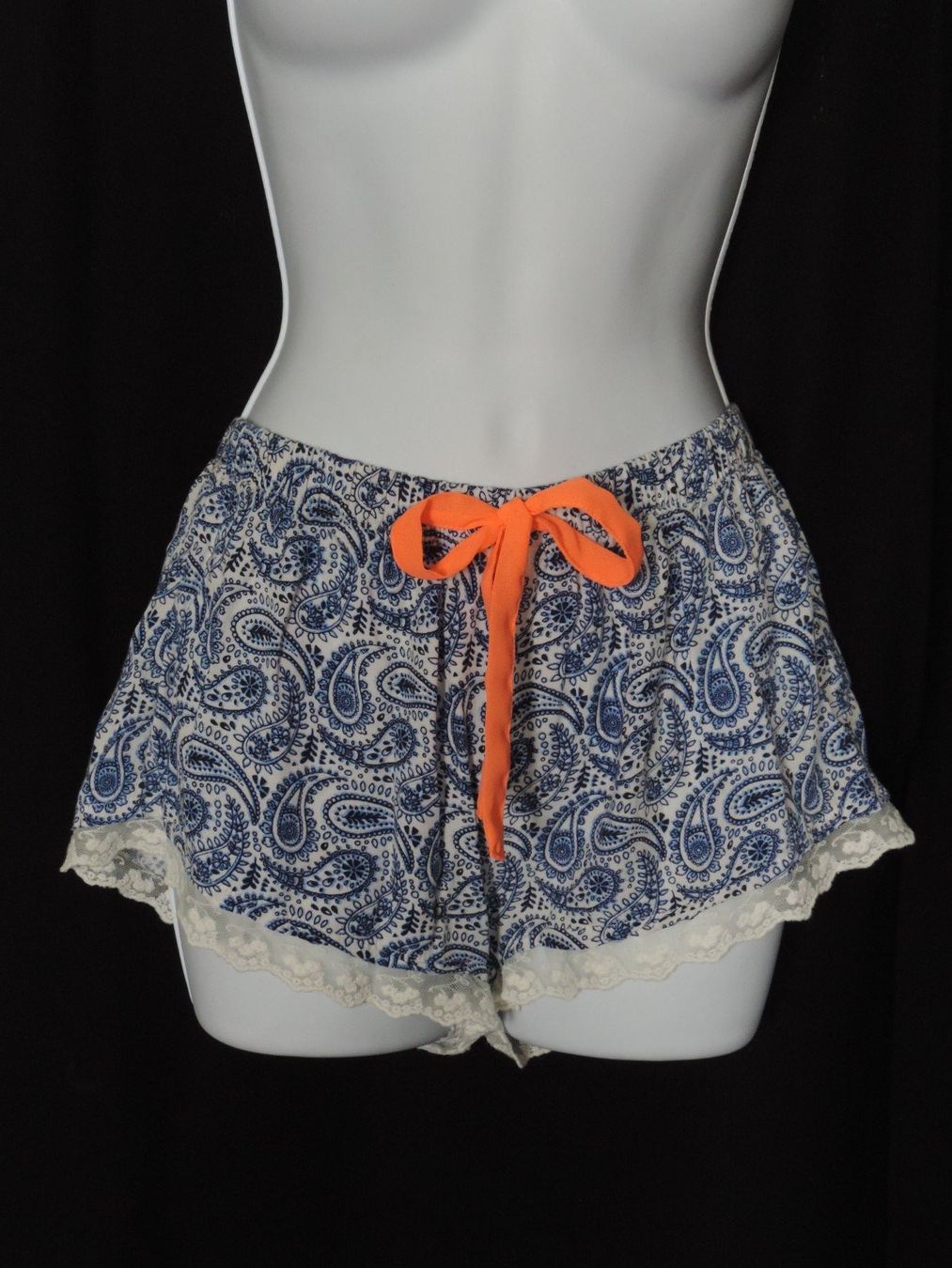 Hosen: short tribal bleu blanc – Gebraucht aus Genève von Axelle333 1