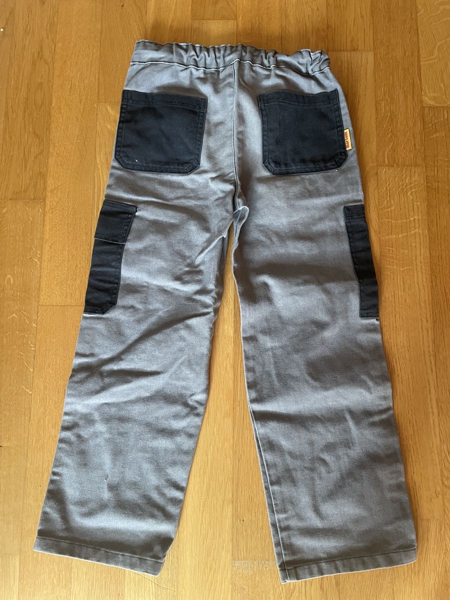 Pantalons: Arbeitshose grau Grösse 128 mit Applikationen – D'occasion à Bern par brup 1