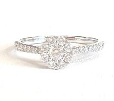 750 Weissgold Ring mit 27 Diamanten zus. 0.43ct., 1.790.-