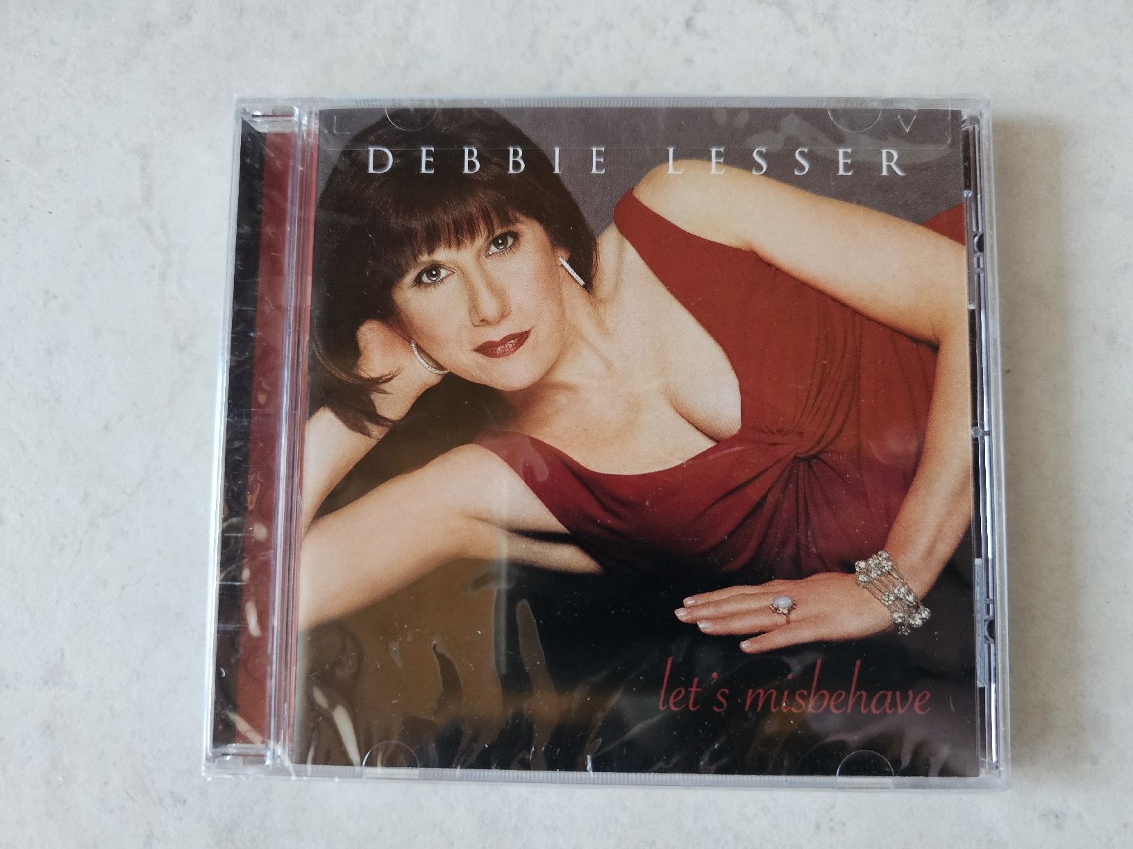 CD: Debbie Lesser  -  Let's Misbehave  /  Fabrikneu – Nuovo e nell'imballaggio originale da Schneisingen venduto da backstore24