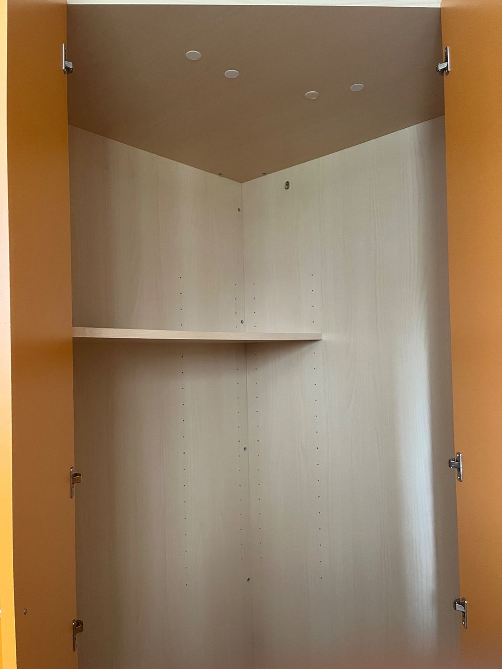 Schränke: Orangefarbener Eckkleiderschrank mit Schubladen – Gebraucht aus Echandens von lillisfashion 4