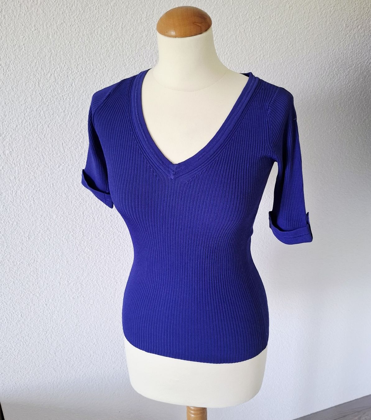 Mango T-shirt: MNG Strickpullover V-Ausschnitt lila/blau Grösse S – Usato da Emmen venduto da Tigerlady