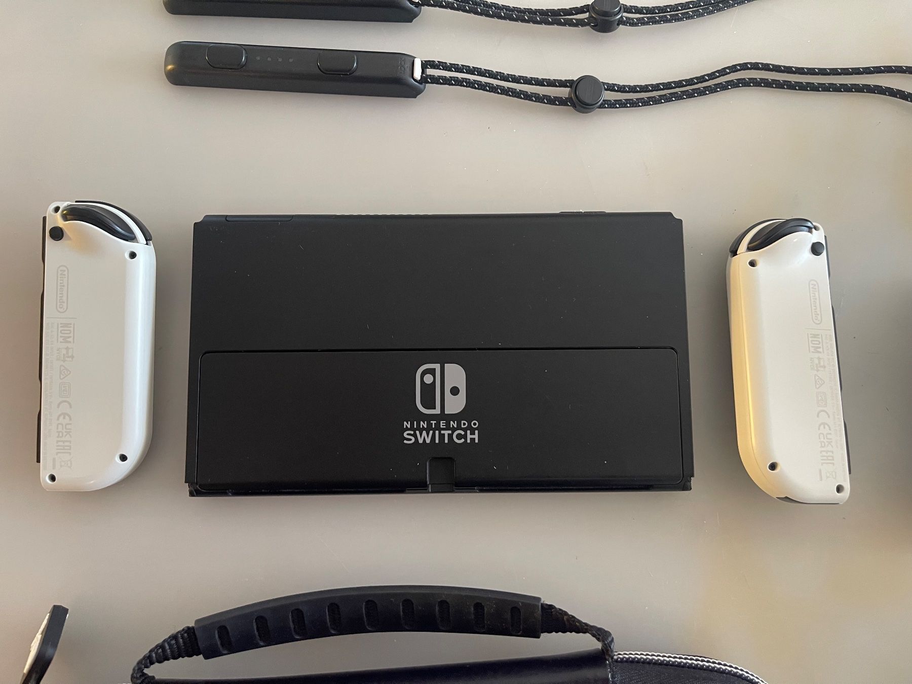 Nintendo Console: Nintendo Switch OLED Weiss Komplett Set mit Tasche + Spiel – Usato da Dietikon venduto da ussenterprise 5