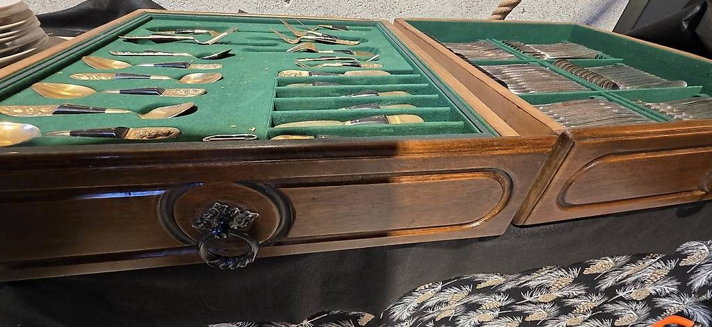 Commodes: Meubles avec couverts  – D'occasion à Saubraz par Caly0 1