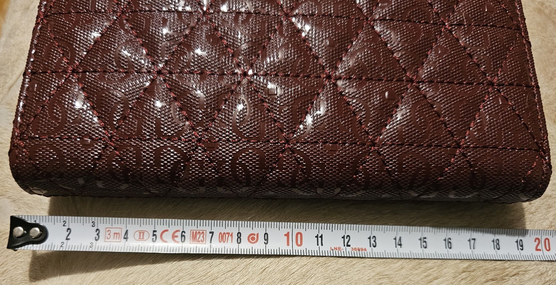 Guess Portamonete: Portefeuille GUESS bordeaux matelassé - Élégant et compact. – Nuovo e nell'imballaggio originale da HENNIEZ venduto da mjm_vp6n 5