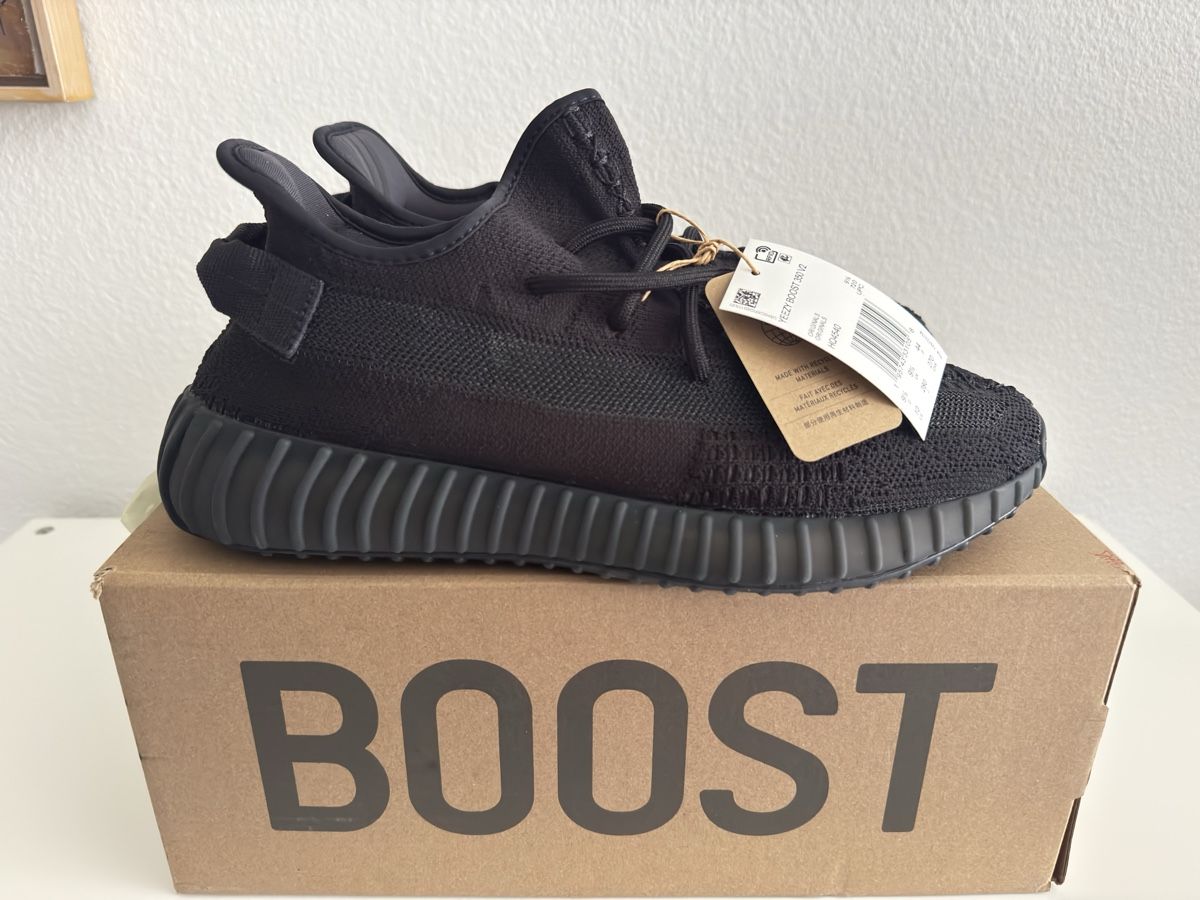 Adidas Chaussures hommes: Adidas Yeezy Boost 350 V2, Size 10, Black – Neuf (Voir description) à Urtenen-Schönbühl par ShawnHova22 2
