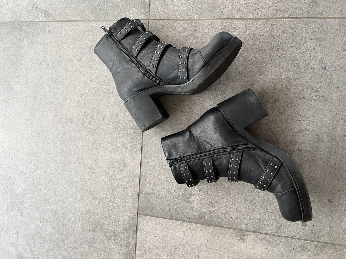 Scarpe da donna: Bata Black Ankle Boots with Buckles, Studs, Size 39! – Usato da Cama venduto da UnleashdByAna 3