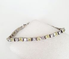 Tennisarmband mit hellgrünen Steinen, 925er Silber