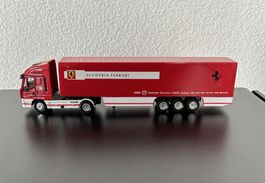Modell-Lastwagen - Iveco - Ferrari - rot
