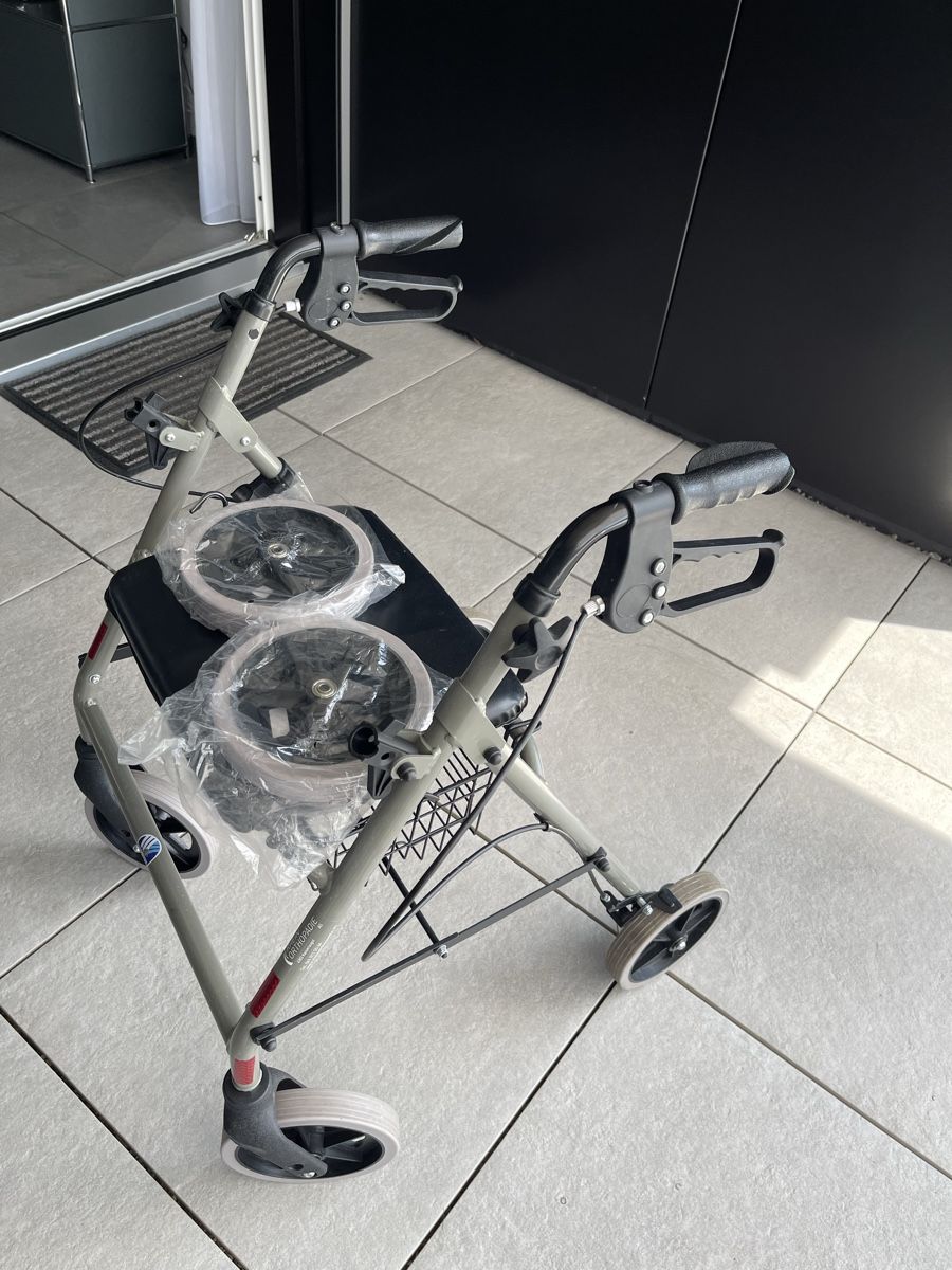 Ausili per la deambulazione: Rollator Eco- Light ll /Gehhilfe inkl 2 neuen Reserverädli – Nuovo (secondo la descrizione) da Zufikon venduto da lea050 3