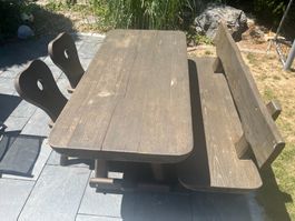 Massiver Gartenholztisch mit Bank und Stühlen