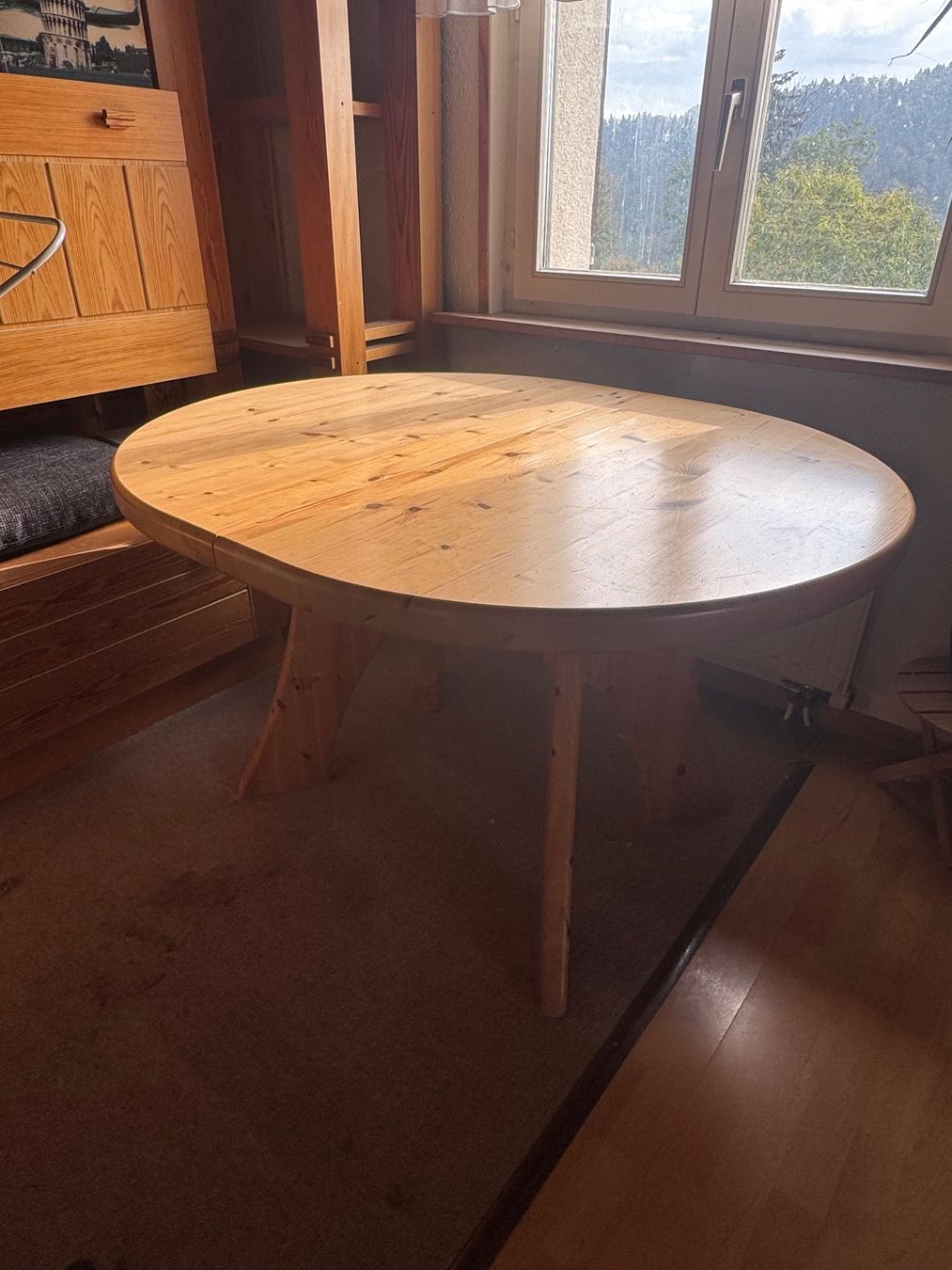 Tische: Ovaler Holztisch mit sieben Stühlen – Gebraucht aus Saland von Swiss_Lady95