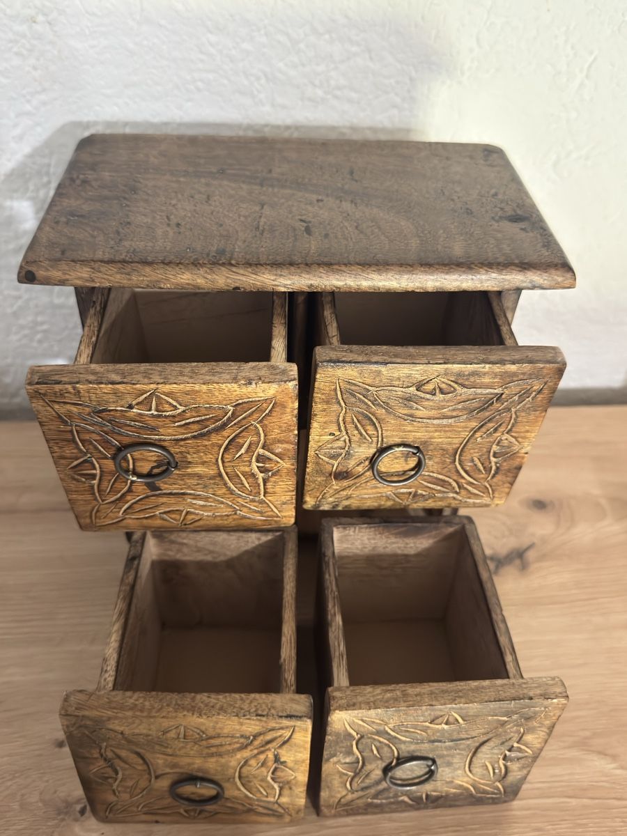 Tutte le decorazioni: Kleine Holzkommode – Usato da Hombrechtikon venduto da Froeschli9 1