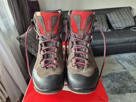 Wanderschuhe von Lowa in der Größe 42