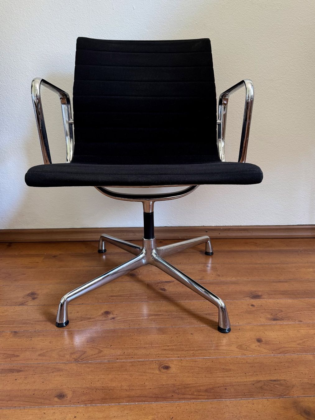 Eames Sedie: Eames. EA 108 in Schwarz. Vitra Designklassiker. – Usato da Zürich venduto da Tulsa1968 1