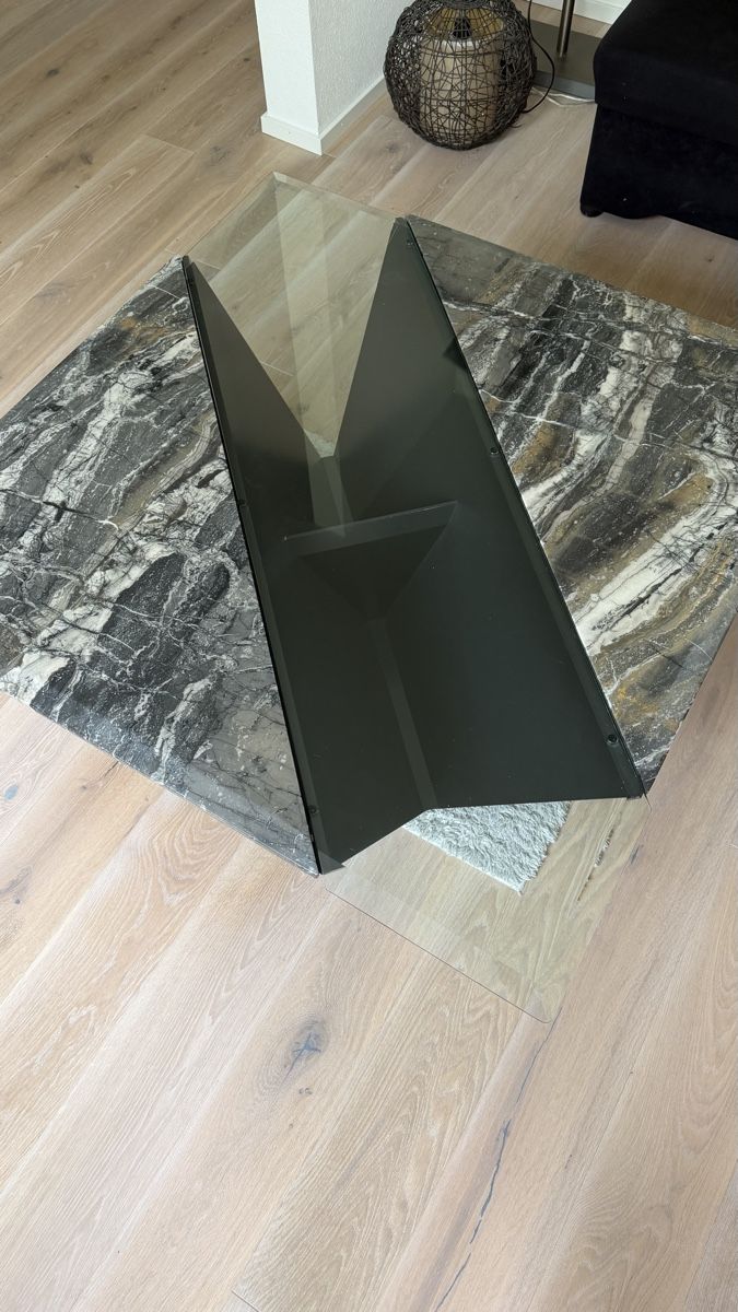 Tavoli: Design Couchtisch mit Marmorplatte und Glas Ablagefläche – Usato da Liestal venduto da Pfannefertig 1