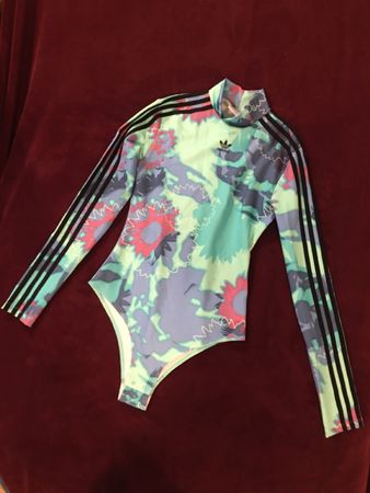 Original 2-teiliges Adidas-Ensemble mit Bodysuit und Dress 