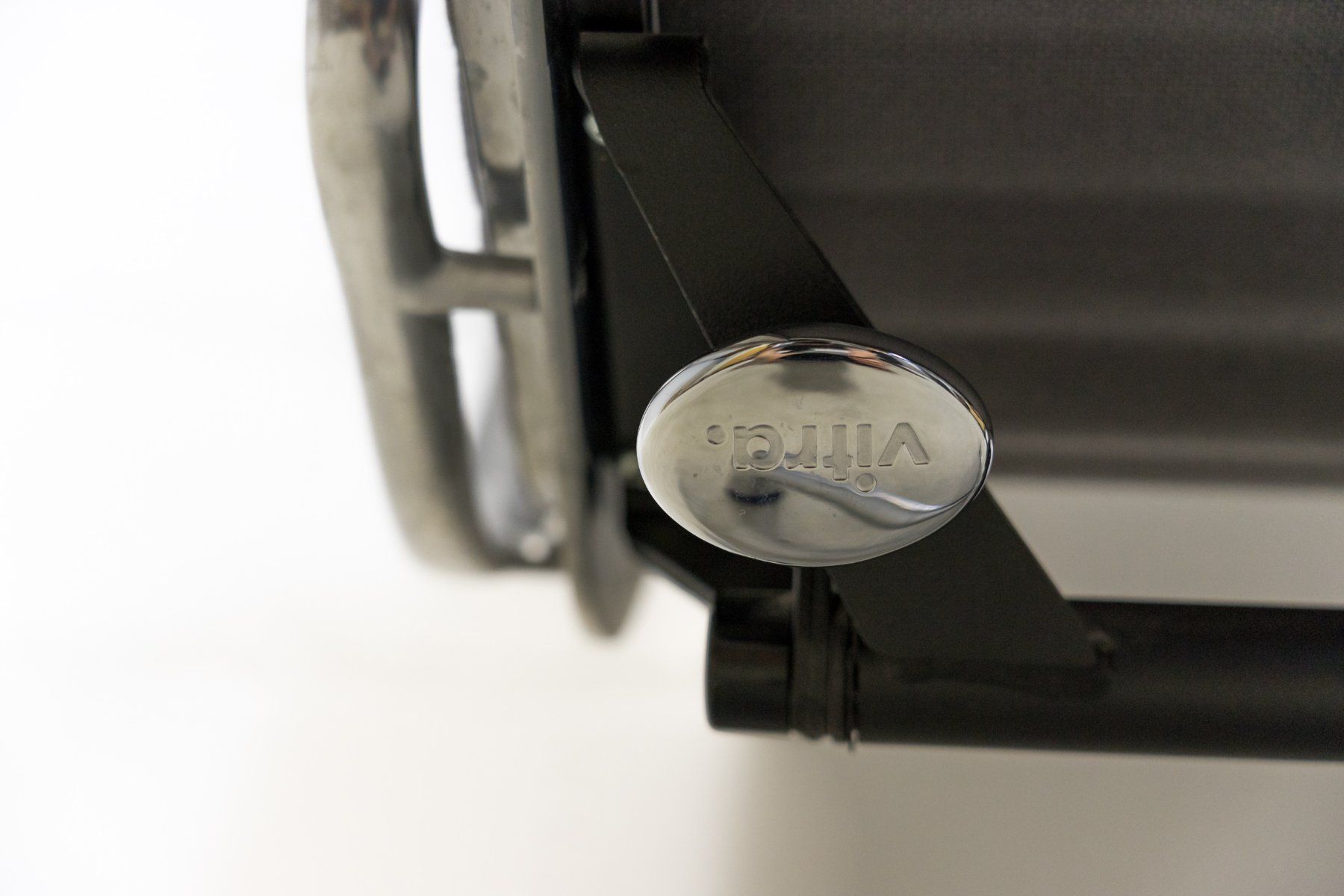 Vitra Sessel: Vitra Eames Aluminium Chair EA 124 - Lieferung möglich – Gebraucht aus Schaffhausen von Studio-Ara 6