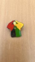 Pin’s en émail forme t-shirt multicolore, acceptable