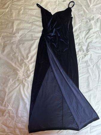 Robe de soirée en velours bleu marine, fente élégante