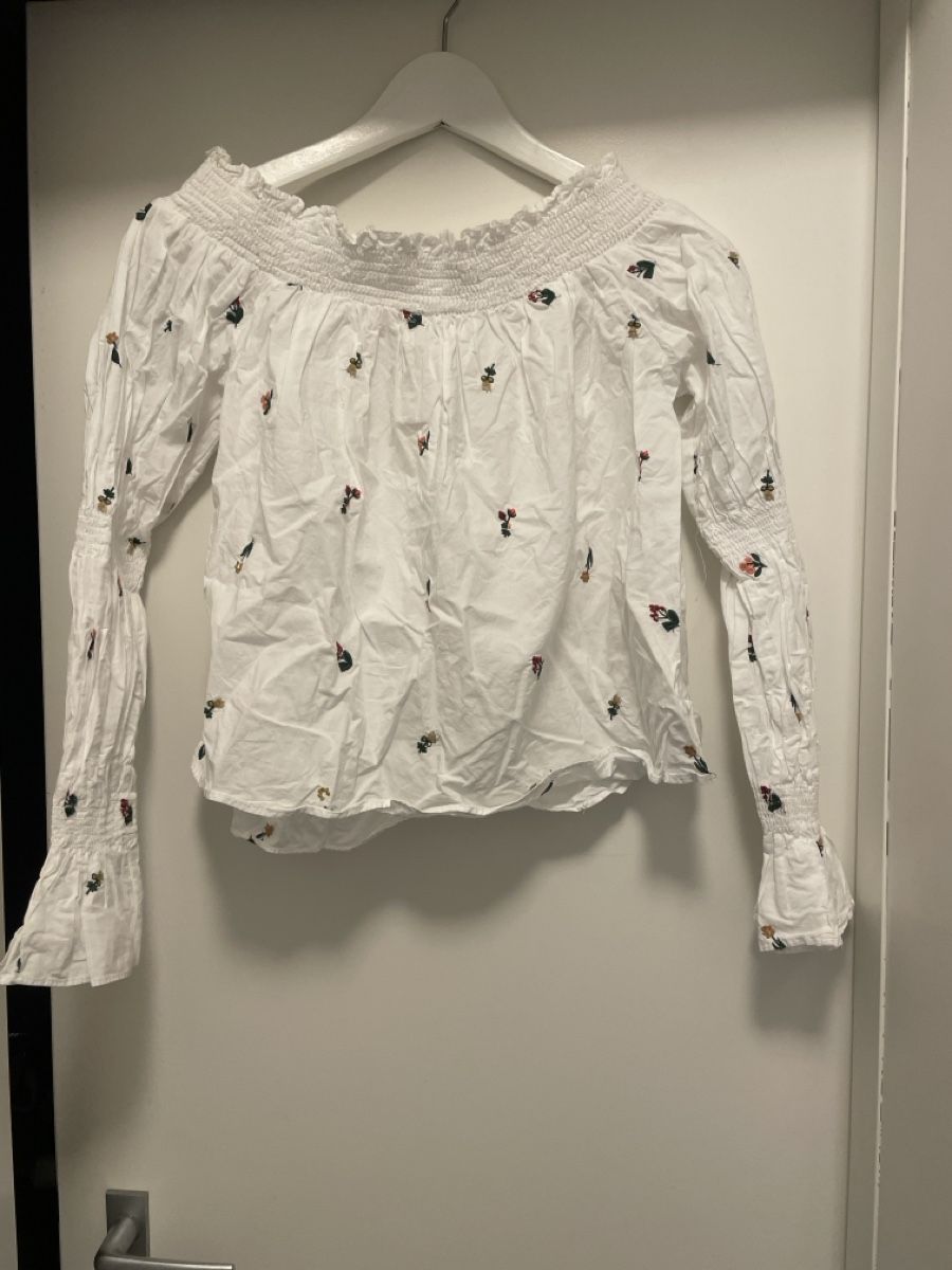 Chemisiers: off-shoulder Bluse mit bestickten Blumen – D'occasion à Zürich par joa_7xds