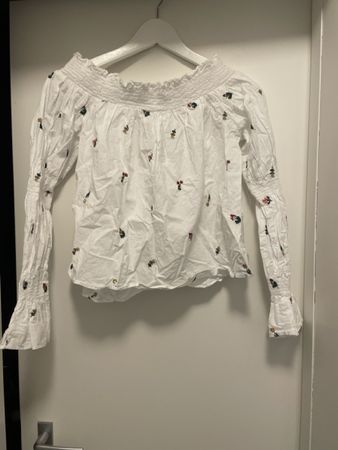 off-shoulder Bluse mit bestickten Blumen