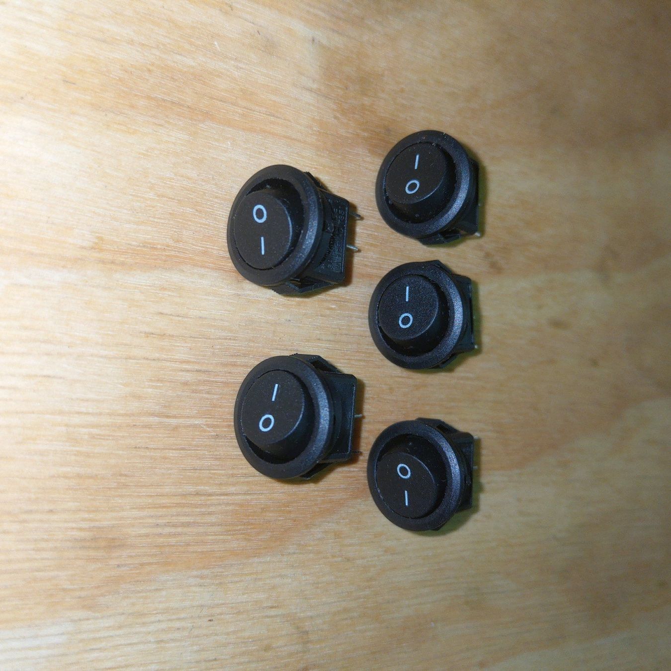 Schalter: Wippschalter mini schwarz 250V 16mm 5x – Neu und originalverpackt aus Neunkirch von MaElekt