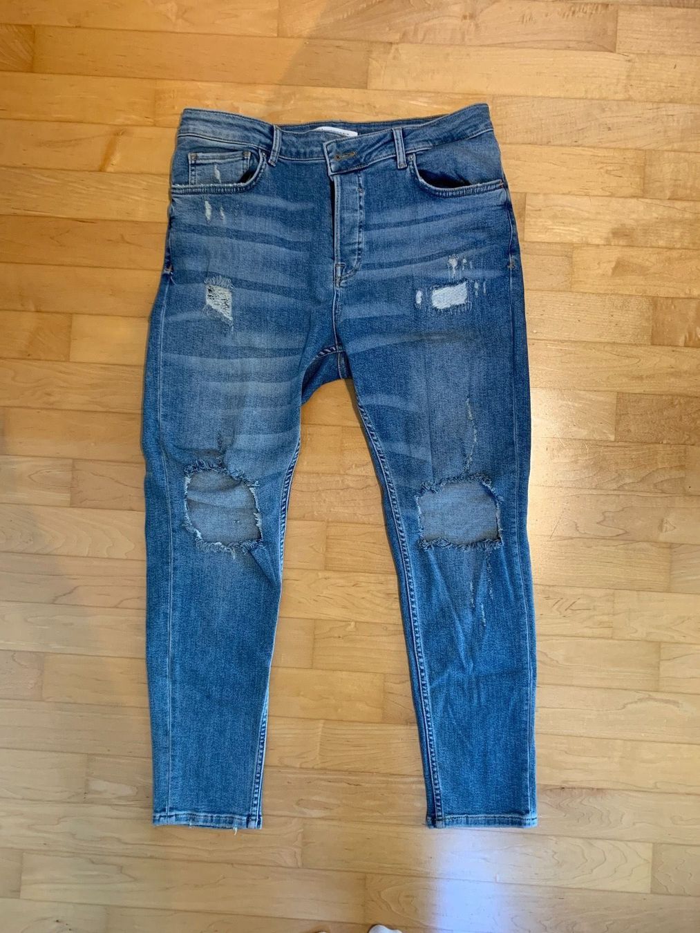 Zara Jeans: Zara Jeans blau mit Löchern – Usato da Maisprach venduto da Slazengr71